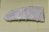 <center>Reflets du Nil</center>Ivoire magique
Moyen Empire (2033-1650 av. notre ère)
Ivoire d’hippopotame
LYON, MUSÉE DES BEAUX-ARTS. <br>
Dans l’Égypte ancienne, le décor n’est pas simplement esthétique, il possède une charge magique efficiente. C’est particulièrement le cas des ivoires magiques. Ces pièces, assez énigmatiques, en forme de croissant sont sculptées dans des dents d’hippopotame, animal associé à Thouéris-Taouret, déesse protectrice des femmes enceintes. Les motifs associent des êtres hybrides un peu effrayants devant repousser les forcés néfastes et des animaux protecteurs comme la grenouille et le crocodile.