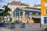 <center>Halles Sainte-Claire</center>Les Halles font partie des lieux incontournables de la gastronomie Dauphinoise. Elles sont installées dans un bâtiment à l'architecture 19e. Des produits de qualité : murçon, tourtes matheysines, fromages, pates, fruits, légumes, viandes, poissons, pains. En 1820, la ville fait l'acquisition du terrain de l'ancien couvent Sainte-Claire pour le remplacer par une place ouverte à la circulation. Un marché est créé dès 1825 avec la création d'une modeste halle agrémentée d'une fontaine en 1830.
Ce marché remportant un grand succès populaire, des projets d’agrandissement de l'ancienne halle entraînent en 1874 la création d'un nouveau bâtiment. Ce marché couvert dénommé sous le nom actuel de « halle » a été conçue par Hector Riondel, un architecte local. celui-ci s'est inspiré des halles Baltard à Paris.
La toiture de l'unique bâtiment repose sur des piliers de fonte, les murs de brique n’étant pas porteurs La façade présente d’intéressants motifs décoratifs tels que mascarons et acrotères d’angle en forme de têtes de lion. La façade principale est située à l'arrière. Le toit est surmonté d’un lanternon, dont les quatre faces sont munies de persiennes en bois. Un dauphin stylisé orne une fontaine au pied du pignon de la halle. cette fontaine a été conçu en pierre de Villebois par le sculpteur Clauses en 1874. Cette œuvre représente un poisson entouré de rayons solaires.
Trois roses au sommet de la sculpture représentent les pouvoirs de la ville au Moyen Âge et celles-ci figurent encore sur les armoiries de la ville. Ces trois roses rouges seraient l’emblème des saints martyrs : saint Vincent, patron du diocèse de Grenoble ; saint André, patron des Dauphins ; saint Jean-Baptiste, patron des citadins. Les trois roses seraient la représentation symbolique des trois autorités qui, au Moyen Âge, gouvernaient la cité : les évêques, les ducs, la ville.