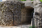 <center>LE REMPART ROMAIN</center>Un mur romain en moellons utilise un noyau en blocage de mortier et de pierres noyées (opus caementicium), habillé en surface de petits moellons calcaires réguliers (opus incertum ou vittatum) liés à la chaux, qui ont ici disparus.