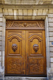 <center>L'hôtel Coupier de Maillé</center>Datant du XVIIe sièc, il est surtout célèbre pour son imposant portail en noyer et ses détails sculptés d'époque. Il est décoré avec deux étoiles en bas de la porte pour évoquer l'éternité, présente un visage de comédie grecque qui sert de support au heurtoir et arbore le visage enfantin de Louis XIV dans la partie haute, signe de l'attachement de la famille au roi.