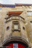 <center>LA TOURELLE DE L'HÔTEL RABOT</center>Rappelant les « oriels » alsaciens, l'avancée à trois pans repose sur une voûte surbaissée sous laquelle se trouvait un puits. Le décor de pilastres et d'arcatures de la balustrade évoque la cour de l'hôtel Bullioud à Lyon, construit par le grand architecte Philibert Delorme, est édifié contre le rempart romain à partir de 1471 par la famille Rabot (originaire de Crest dans la Drôme) dont les membres furent des conseillers et des présidents du Parlement du Dauphiné. Son édification remonte très certainement à Jean Rabot, président du parlement entre la fin du XVe siècle et le début du XVIe siècle. 
L'hôtel est acquis par Mathieu Teisseire en 1776 et restera dans la famille jusqu'à la fin du XIXe siècle. Aujourd'hui, il abrite la librairie Arthaud.
