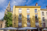 <center></center>Maison avec des lambrequins aux fenêtres.