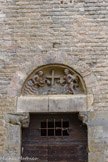 <center>LA COLLEGIALE SAINT-ANDRÉ.</center>Le portail sud est l'ancien accès au cloître démoli. Le tympan de ce portail présente une sculpture en bas-relief représentant les anges de la Mer et de la Terre encensant une croix (anges thuriféraires).
