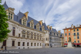 <center>Place Saint André.</center>En 1453, le dauphin Louis II, futur roi Louis XI, institue à Grenoble le Parlement de Dauphiné, troisième parlement de France. D'abord installé dans des dépendances du palais delphinal et dans des maisons particulières, le Parlement appelle peu à peu la construction de bâtiments qui lui sont propres.
À la fin du XIXe siècle, le palais ne répond plus à la fonction de palais de Justice qui lui a été attribuée depuis la Révolution.
À partir de 1890, les architectes Riondel et Danet édifient à gauche de la chapelle, à l'emplacement d'anciennes dépendances du Parlement (qui. avaient abrité notamment la conciergerie et des prisons), une aile en calcaire clair dont la façade extérieure, de style néo-renaissance, est une copie de l'aile XVIe siècle en calcaire gris-bleu. La cour intérieure, agrandie à la fin du XIXe siècle, conserve une partie des dispositions antérieures. C'est dans les prisons, aujourd'hui disparues, que fut interné Antoine Berthet, dont Stendhal s'inspira pour créer le personnage de Julien Sorel, dans Le Rouge et le Noir.