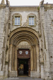 <center>LA COLLEGIALE SAINT-ANDRÉ.</center>Le portail roman sera déplacé en avant du porche plus tardivement (fin XVe ou début XVIe siècle). Il est encadré d'un décor gothique flamboyant au 15e siècle. Le linteau, les voussures et les piédroits du portail ancien sont recouverts d'un décor peint polychrome datant du 14e siècle.