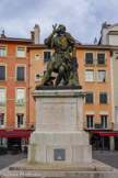 <center>Place Saint André.</center>Érigée sur un piédestal au centre de la place Saint-André, la statue de Bayard. En 1822, à la demande de Charles Lemercier de Longpré, baron d'Haussez, alors préfet de l'Isère, la dépouille du Chevalier Bayard qui reposait auparavant au couvent des Minimes de la plaine à Saint-Martin-d'Hères, est transférée dans la collégiale Saint-André, le 21 août 1822.