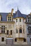 <center>Place Saint André.</center>Le palais du Parlement du Dauphiné est un bâtiment historique datant, pour sa partie la plus ancienne, de la fin du XVe siècle. Siège du Parlement du Dauphiné jusqu'à la Révolution, puis palais de justice jusqu'en 2002, il est situé place Saint-André à Grenoble.
Avec son architecture mêlant le gothique flamboyant de style Louis XII, le style de la seconde Renaissance et le style néo renaissance, le palais présente des décors remarquables dans ses anciennes salles d'audience. Sur sa façade bicolore figurent divers blasons et des animaux élégamment sculptés. Construite en pierre blanc crème provenant de la carrière de l'Échaillon, cette partie, typique du gothique flamboyant de style Louis XII, comprend l'absidiole en saillie d'une chapelle.