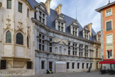 <center>Place Saint André.</center>En 1562 sous le règne de Charles IX, la partie à droite en regardant la façade est construite en calcaire gris bleuté du Fontanil. L'architecte et magistrat Pierre Bucher y contribue notamment.