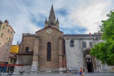 <center>LA COLLEGIALE SAINT-ANDRÉ.</center>Au nord, la chapelle de la Vierge, accolée au chœur; est terminée en 1462. La création des chapelles de l’Annonciation et de la Consolation vers 1470 permet l’aménagement d’un porche entre ces dernières. Le portail roman sera déplacé en avant du porche plus tardivement (fin XVe ou début XVIe siècle).