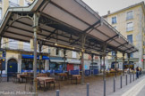 <center>La place aux Herbes.</center>Cette place a été dénommée ainsi au XIXe siècle, en raison d'un petit marché local qui s'y tient encore régulièrement et qui propose essentiellement des fruits, des légumes et quelquefois des fleurs et de petits produits de jardinerie. Le site de cette place fut le point central de la ville gallo-romaine, puis de la cité médiévale en raison de la position la plus élevée de l'actuel centre-ville avec ses 214 mètres d’altitude, correspondant à son installation sur la pointe de l'ancien cône de déjection formé par les alluvions de l’Isère et du Drac et qui permettait, malgré sa faible altitude, aux habitations de se protéger de la montée des flots.