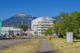 <center>Synchroton à rayons X de Grenoble.</center>L'Institut Laue-Langevin (ILL) spécialisé en sciences et technologies neutroniques exploite un réacteur à Haut Flux de neutrons pour la recherche. Les neutrons permettent de sonder la matière avec un grand pouvoir de pénétration mais non destructif. Contrairement aux rayons X, ils sont particulièrement sensibles à des atomes légers comme l’hydrogène, or ce dernier joue un rôle essentiel dans les mécanismes biologiques, les pratiques, les batteries, etc. Il œuvre dans un vaste choix de domaines scientifiques comme la physique fondamentale, la physique des particules, la physique de la matière condensée, la matière molle, la biologie, etc.