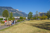 <center>Synchroton à rayons X de Grenoble.</center>Situé sur la presqu'île entre le Drac et l'Isère à une altitude de 207 mètres, l'ESRF est composé d'un bâtiment de bureaux pour l'administration et les théoriciens, et d'un accélérateur de particules d'environ 320 mètres de diamètre, où des électrons sont entraînés à très haute vitesse dans un anneau pour produire du rayonnement synchrotron, qui permet d'observer la matière.