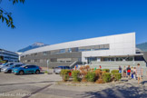 <center>Synchroton à rayons X de Grenoble.</center>Entrée du synchroton. Le mot synchrotron vient de la fusion de deux termes : « synchro » (pour synchronisé) et la fin du mot « cyclotron », un autre type d'accélérateur de particules inventé juste avant. Synchro : Il indique que la fréquence du champ électrique qui accélère les particules et l'intensité du champ magnétique qui les fait tourner doivent être parfaitement synchronisées avec la vitesse croissante des particules. Dans un cyclotron le champ électrique et le champ magnétique sont fixes et donc les particules partent du centre et décrivent une spirale vers l'extérieur au fur et à mesure qu'elles accélèrent. Le nom apparaît en anglais en 1945, au moment où les physiciens conçoivent cette nouvelle machine pour aller plus loin que le cyclotron classique.