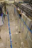 <center>Synchroton à rayons X de Grenoble.</center>La lumière produite est ensuite dirigée tangentiellement vers des lignes de lumière des installations expérimentales spécialisées. L’infrastructure compte aujourd’hui 46 lignes de lumière, mises à disposition de la communauté scientifique mondiale pour explorer la matière sous toutes ses formes. Chacune est conçue pour un type d’analyse précis : diffraction des rayons X, spectroscopie, imagerie 3D, ou encore étude de matériaux biologiques. Chaque année, près de 10 000 chercheurs internationaux viennent à l’ESRF pour mener des expériences dans des domaines aussi variés que la physique, la biologie, le patrimoine culturel ou encore l’archéologie.