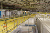 <center>Synchroton à rayons X de Grenoble.</center>L'anneau de stockage se trouve sous les dalles de béton jaunes. L'anneau de stockage a une circonférence de 844,4 mètres. Son but est de stocker le faisceau d'électrons 6 GeV injecté à partir du servomoteusr, et de le délivrer aux 42 lignes de faisceaux. L'anneau n'est pas rigoureusement circulaire mais forme un polygone : sa trajectoire n'est pas un cercle parfait mais une succession de dizaines de segments droits reliés par des aimants de courbure. Le faisceau est guidé sur orbite par 128 aimants de flexion. Les électrons rayonnent des photons lorsqu'ils traversent les aimants de flexion.