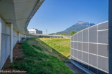 <center>Synchroton à rayons X de Grenoble.</center>Talus sous lequel se trouve l'anneau de stockage.