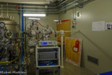 <center>Synchroton à rayons X de Grenoble.</center>La ligne de lumière entre dans une cabine optique pour filtrer et focaliser le faisceau, rétablir l'énergie proche du 6 GeV nominal et le vide (10−9 mbar).
