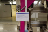 <center>Synchroton à rayons X de Grenoble.</center>Un Insertion Device (ondulateur) est un ensemble d'aimants permanents placé sur la trajectoire des électrons dans une section droite de l'anneau.
Cet ensemble d'aimants permanents (Insertion Device ou ID) force le faisceau d'électrons à « zigzaguer/ onduler » pour produire un rayonnement X très intense et très collimaté.
Les électrons passent dans une zone où il y a beaucoup de petits aimants successifs, ce qui les fait « onduler » légèrement au lieu d'aller tout droit.
À chaque petite déviation, les électrons émettent des rayons X ; comme cela se répète de nombreuses fois, on obtient un faisceau de rayons X très intense.
Ces Insertion Device fournissent aux lignes de lumière un faisceau de rayons X très brillant, bien dirigé et de bonne qualité, pour regarder la matière à très petite échelle (l'imagerie, la diffraction, la spectroscopie ou la diffusion inélastique).
En réglant l'Insertion Device (par exemple en changeant l'ouverture de l'l'entrefer), on peut adapter l'énergie et l'intensité des rayons X aux besoins de chaque expérience.