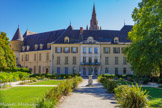 <center>LE JARDIN DE VILLE</center>L'hôtel de Lesdiguières est un édifice historique construit à partir de 1602 par l'architecte Pierre La Cuisse. Lieu de tous les pouvoirs en Dauphiné, il va être successivement hôtel particulier du duc de Lesdiguières et de ses successeurs, puis résidence des Intendants du Dauphiné à partir de 1683. Devenu propriété de la ville en 1719, elle y installe son hôtel de ville jusqu'en 1967. Au XIXe siècle l'édifice partage ses locaux avec les services de la préfecture jusqu'en 1867.

En 1970, l'édifice trouve une nouvelle fonction culturelle en accueillant le musée Stendhal puis l'année suivante une bibliothèque de quartier. En 2004, le musée ferme ses portes pour que la Maison de l'international investisse les locaux en 2006. Derrière, le clocher de la collégiale Saint-André.