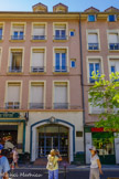 <center>Auberge Napoléon.</center>Un aubergiste originaire de Montélimar, Jean-François Rivière achète et fait aménager rue Montorge un établissement capable d’accueillir des voitures : l’auberge des Trois Dauphins. Au cours des Cent-Jours, Napoléon parvient le 7 mars 1815 à se faire ouvrir les portes de la ville, et loge dans cet établissement. « Jusqu’à Grenoble, j’étais un aventurier. À Grenoble, j’étais un prince » aurait-il dit plus tard, redevenu Empereur. De fait, Grenoble marque l’étape finale de la Route Napoléon, tandis que l’auberge où il a couché prend le nom d’Auberge Napoléon.