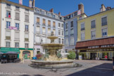 <center>La place Grenette.</center>A droite, la maison  du docteur Gagnon, grand-père de Stendhal, qui est le nouveau musée Stendhal. La maison bleue est une ancienne ganterie qui travaillait les peaux de chevreaux.