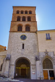 <center>La cathédrale Notre-Dame</center>Le clocher-porche massif, de plan carré, a la particularité d’être construit en brique sur un soubassement en pierre gris clair provenant de la carrière de la Porte de France utilisée jusqu'au XIXe siècle. Édifié au XIIIe siècle, sur le soubassement en pierre calcaire, probablement après un incendie qui obligea aussi à reconstruire les voûtes, on opta alors pour la brique. Le clocher, de plan carré, haut de 17 m sur 12 m de large, présente trois étages dans lesquels s’ouvrent des baies en plein cintre, de nombre croissant et de taille décroissante : deux baies au premier étage, trois au second, quatre au troisième.