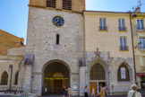 <center>La cathédrale Notre-Dame</center>L’emplacement actuel de la cathédrale se trouvait à l’époque romaine près du rempart qui entourait la ville (Cularo), près de la porte viennoise ou Herculea, dédiée à l’empereur Maximien. Des lieux de culte existaient déjà en ce lieu. Constitué par la cathédrale Notre-Dame et l'église Saint-Hugues (qui forme avec elle une église double), ainsi que par l'ancien palais épiscopal et les vestiges du baptistère, le groupe cathédral est un ensemble complexe, dont les parties de bâtiment les plus anciennes remontent aux XIIe et XIIIe siècles. A gauche, Une porte en plein cintre donnait accès à un vestibule, qui s'ouvre ensuite dans l’axe de la nef. Aujourd’hui on entre dans la cathédrale par une deuxième porte ogivale, à droite de la première, qui donne accès au bas-côté droit.