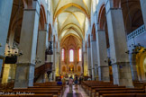 <center>La cathédrale Notre-Dame</center>La nef. Les piles carrées de la nef remontent au XIIe siècle. Reliées par des arcades en brique, surélevées au XIXe siècle, elles sont surmontées de grandes baies du XVIIe siècle. Les chapelles donnant sur le bas-côté nord, ainsi que le bas-côté extérieur sud, sont surmontés d'une large galerie, avec balustrades du XVIIIe siècle.