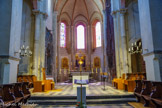 <center>La cathédrale Notre-Dame</center>Du côté gauche du choeur, le tombeau des évêques construit en 1407 par Aymon Ier de Chissé. Au centre, l'autel contemporain a été installé en 2008, réalisé par l'architecte Jean-Marie Duthilleul, ainsi que l'ambon au premier plan, tous deux en marbre. Le fond du chœur est orné de panneaux de bois sculpté et doré, représentant des scènes de la vie du Christ (XVIIIe siècle).