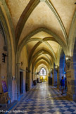 <center>La cathédrale Notre-Dame</center>Le bas-côté extérier sud, ancienne aile du cloître. On longe d'abord un mur rythmé par des pilastres et des chapiteaux sculptés en molasse très érodée d'époque Renaissance.