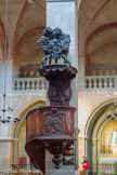 <center>La cathédrale Notre-Dame</center>La chaire en bois sculpté, du XVIIIe siècle, classée, présente un panneau central avec une scène de la Visitation et, à la base, les symboles des Évangélistes.