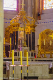 <center>La cathédrale Notre-Dame</center>Le maître-autel présente un double tabernacle sous un baldaquin : le tabernacle supérieur (XVIe siècle) en marbre  a la forme d'un dôme. Il est entouré de colonnettes qu'encadrent de petites statues des quatre évangélistes. Il provient du monastère de la Grande Chartreuse, à qui il avait été donné par la Chartreuse de Pavie.  Le baldaquin à huit colonnes qui surmonte l'ensemble est du XVIIe siècle.