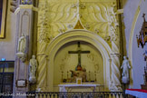 <center>La cathédrale Notre-Dame</center>Chapelle Notre-Dame des sept douleurs. Une pietà entourée d'anges portant les instruments de la Passion. A gauche, statue de Saint Jean, à droite, celle de Marie-Madeleine.