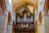 <center>La cathédrale Notre-Dame</center>L'orgue de tribune possède un buffet historique du XVIIe siècle classé monument historique. Il a été remanié au XIXe siècle par Cavaillé-Coll et Friedrich Goll, puis reconstruit en 1931 par Athanase Dunand et Édouard Ruche., Actuellement il est muet depuis 1990, mais un projet de renaissance est porté par l'association des Amis des Orgues de la Cathédrale de Grenoble.