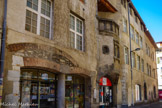 <center>LA TOURELLE DE L'HÔTEL RABOT</center>La Maison Rabot est un hôtel particulier est édifié contre le rempart romain à partir de 1471 par la famille Rabot (originaire de Crest dans la Drôme) dont les membres furent des conseillers et des présidents du Parlement du Dauphiné. Son édification remonte très certainement à Jean Rabot, président du parlement entre la fin du XVe siècle et le début  Le bâtiment d'époque renaissance est constitué de pilastres et d’arcatures en pierre de molasse auquel s’ajoute une niche surmontée d’un dais gothique flamboyant.du XVIe siècle.