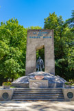 <center>La tour Perret.</center>Le parc Paul-Mistral à Grenoble abrite plusieurs monuments mémoriels importants, dont le célèbre Monument des Diables bleus que l’on doit à Ardouin et Lemaistre, inauguré en 1936 en hommage aux chasseurs alpins. Il est agrémenté d’une sculpture en ronde-bosse réalisée par Fraisse. Sur la pierre devant la statue : 1914 / Aux Diables Bleus 1918 / quittant leurs garnisons des Alpes, / ils sont tombés sur le front des Vosges. / Extraite du champ de bataille du Linge, / cette pierre rappelle leur sacrifice