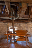 <center>Le moulin Saint-Roch</center>Les grains étaient portés au moulin pour y être broyés par les 2 meules en pierre. Le meunier installait des voiles sur les ailes (ou antennes) du moulin. Durant la mouture, il devait être attentif à de nombreux paramètres comme la force et l'orientation du vent. Une vitesse adéquate des meules permettait de produire une farine convenable. Les grains sont déversés dans le bac, passent par l'œillard au milieu de la meule courante et se font écraser entre les 2 meules pour donner la mouture (farine et son).