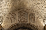 <center>L’église romane Saint-Michel</center>Au-dessus du transept, une fresque de 1850 représente  au centre, saint-Michel terrassant le démon, à gauche saint Pierre et sa clé et à droite saint-Barthélémy (plutôt que saint Paul dont le culte est plus rare en Provence) avec son épée, mais il a été écorché vif à l'aide d'un couteau avant d'être crucifié, il est donc représenté parfois avec un grand couteau et la palme du martyr, jamais avec une épée, c'est donc saint Paul. Peintures restaurées en 1996 par Gérard Emond.