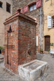 <center>Rue Gacharel</center>Cette pompe à bras en brique abrite un des deux anciens puits du village, connu depuis le XIe siècle. En 1841, face aux sécheresses et pour faciliter le puisage de l'eau, on l'a équipé d'une pompe à brasi.
