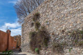 <center>Le château de Grimaud </center>Les remparts. Durant trois siècles favorables, le village et l’économie se développent. Le milieu du XIVe siècle marque l'arrêt de cette période faste. Les crises économiques, démographiques associées à la peste et à la guerre, contraignent les habitants à se grouper au sommet de la colline et à construire dans les années 1370, ce rempart pour se protéger.