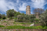 <center>Le château de Grimaud </center>Le castrum de Grimaud est mentionné depuis le milieu du XIe siècle. Cependant, il est très probable que son origine soit antérieure. Jusqu'au XIIIe siècle, les fortifications sont modestes. Le château est habité par des seigneurs issus de la famille des Vicomtes de Marseille.