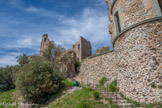<center>Le château de Grimaud </center>Entrée du château. Au milieu du XVIIe siècle, la puissante famille de Castellane agrandit les bâtiments en ajoutant les deux tours rondes et en développant l'aile Est sur 3 niveaux.