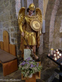 <center>L’église romane Saint-Michel</center>Saint Michel tient une épée dans sa main gauche, avec laquelle il terrasse le démon. 19e siècle. Carton-pierre doré.