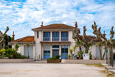 <center>La cité des Bormettes.</center>La coopérative alimentaire, qui sera transformée en école maternelle. Deux fermes, propriétés de la société, produisaient la plupart des fruits et légumes vendus à la coopérative alimentaire.