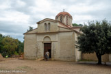 <center>Le monastère orthodoxe Saint Michel du Var</center>L'église Saint-Michel du Var s'inspire de l'architecture sacrée byzantine en croix inscrite et, plus précisément, de la petite métropole d'Athènes du XIème siècle. Les premiers plans provenant d'architectes grecs sont adaptés et dessinés à une échelle supérieure par Jules Saccaggi puis confirmés par Paul Goffin, célèbre architecte en géométrie sacrée. En 1987, les Ateliers Saccaggi de Sillans-la-Cascade commencent la construction; leur proposition de réaliser une église et une crypte en pierres de taille était inespérée et, malgré un devis légèrement supérieur, leur amour du travail selon les règles du compagnonnage emporte l'adhésion. La pierre choisie provient d'une jeune carrière de calcaire beige à Saint Gens, près d'Avignon. Acheminées par camion, les pierres sont taillées sur place avant leur pose dans l'édifice... Dix années seront nécessaires pour accomplir cette œuvre