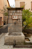 <center>Lorgues</center>Fontaine de la Pompe. Au Moyen Age, il y avait un puits alimenté par une nappe phréatique, puis il fut relié à nla source la Bonne Font en 1632, puis la pompe fut rempl&cée patr une fontaine en 1656.