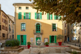 <center>Lorgues</center>Place Neuve. Ancien palais de Justice, 1768. L’immeuble rassemblait les services du Viguier royal dans ses attributions de police, justice et finances. Lorgues était alors une des vingt-deux vigueries de Provence, ce qui lui conférait cette allure de petite capitale locale.