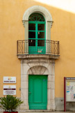 <center>Lorgues</center>Place Neuve. La façade est ornée d’une belle porte cintrée surmontée d’un balcon en fer forgé.