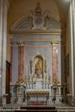 <center>Lorgues</center>Ensemble de la chapelle de la Vierge. L'ancienne chapelle du Rosaire est réaménagée en 1866-67 à l'occasion de sa réaffectation à Notre-Dame-des-Victoires. La clôture, semblable à celle de la chapelle Saint-Joseph, date probablement de 1781. Le retable est réalisé en 1809 par le sculpteur Dauphin. L'autel de plan rectangulaire, à l'élévation galbée est en marbre blanc veiné poli avec décor dans la masse, en bas-relief, sur la face antérieure ; les gradins d'autel et le tabernacle sont en marbre veiné blanc poli ; le décor de la porte du tabernacle est en marbre non poli ; le socle en marbre se dresse au-dessus du tabernacle. L'autel est exécutée en 1855. La face antérieure de l'autel est décorée d'un médaillon au centre duquel est représenté le monogramme de la Vierge, entouré de palmes entrecroisées ; les angles de la cuve sont ornés de feuillage. La façade du tabernacle est ornée d'une gerbe de blé et branche de lys entrecroisées dans la partie supérieure ; la porte du tabernacle est décorée du Sacré-Coeur de Marie. 1855. Le retable à niche centrale, en maçonnerie peinte est formé de 4 pilastres en marbre rouge dont deux sont accompagnés de pilastres-dosserets qui supportent un entablement surmonté d'un fronton en arc segmentaire brisé. Le cartouche du fronton à cuirs enroulés flanqué de palme et surmonté d'une couronne comporte un médaillon ovale au centre duquel apparaît le monogramme de la Vierge entouré de feuilles de laurier, surmonté d'une tête d'ange.