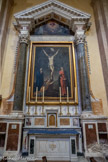 <center>Lorgues</center>Tableaux d'autel du retable du Sacré-Coeur : Calvaire et Apparition du Sacré-Coeur à Jean Eudes et Marguerite-Marie-Alacoque. Un tableau rectangulaire vertical, au centre du retable, peint à l'huile sur toile eprésente le Christ en croix, avec à gauche la Vierge et sainte Madeleine agenouillée et saint Jean à droite. Un tableau de forme triangulaire occupant le fronton du retable représente le Sacré-Coeur de Jésus dans une gloire, entouré d'une nuée avec têtes d'anges ; à gauche saint Jean Eudes est agenouillé, en prière, face à sainte Marguerite-Marie-Alacoque. La face antérieure de l'autel est décorée d'un médaillon au centre duquel est inscrit le monogramme du Christ surmonté d'une croix. La façade du tabernacle est décorée de deux colonnettes sculptées ; la porte du tabernacle est ornée du symbole de la Trinité dans une gloire. Les colonnes du retable sont flanquées d'ailerons à volutes et décorées de chutes de fleurs et feuilles sculptées.